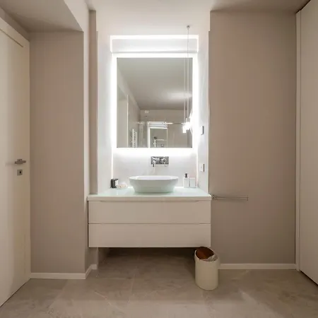 Xenia - Modern In Sant'ambrogio Apartment *