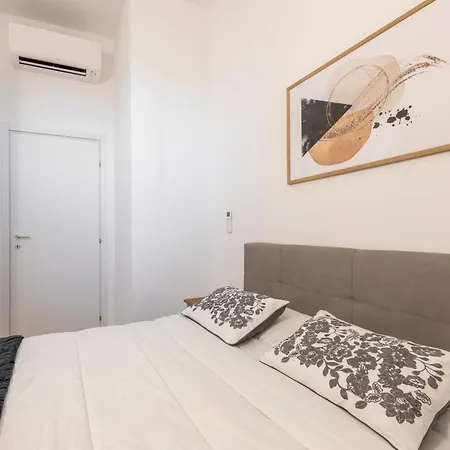 Luxury Apartment *