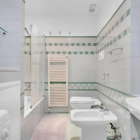 E Luminoso-4 Persone-metro M2 E Navigli Milano