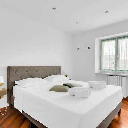 E Luminoso-4 Persone-metro M2 E Navigli *