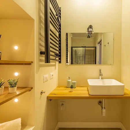 Bilocale Chic In Tropical A Due Passi Da Stazione