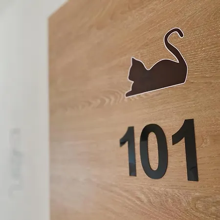 The Luxory Cat Bed & Breakfast Milano