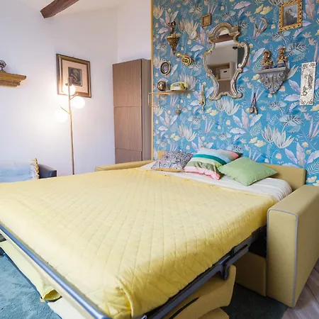 Deluxe Attic For 2, With Amazing Terrace And Poweful Wi-fi - Very Near The Metro, Position, Very Well Connected To Train Stations And Malpensa, Linate And Begramo Airports Apartment