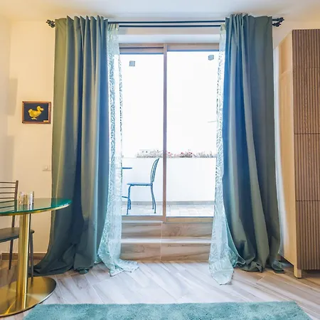 Apartment Deluxe Attic For 2, With Amazing Terrace And Poweful Wi-fi - Very Near The Metro, Position, Very Well Connected To Train Stations And Malpensa, Linate And Begramo Airports