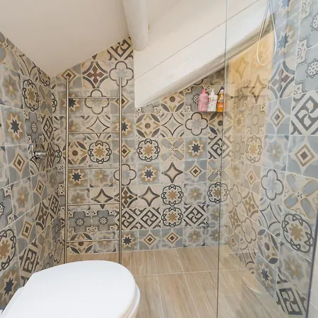 Apartment Deluxe Attic For 2, With Amazing Terrace And Poweful Wi-fi - Very Near The Metro, Position, Very Well Connected To Train Stations And Malpensa, Linate And Begramo Airports Milan