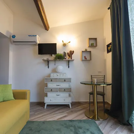 Deluxe Attic For 2, With Amazing Terrace And Poweful Wi-fi - Very Near The Metro, Position, Very Well Connected To Train Stations And Malpensa, Linate And Begramo Airports Apartment