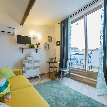 Deluxe Attic For 2, With Amazing Terrace And Poweful Wi-fi - Very Near The Metro, Position, Very Well Connected To Train Stations And Malpensa, Linate And Begramo Airports Apartment *