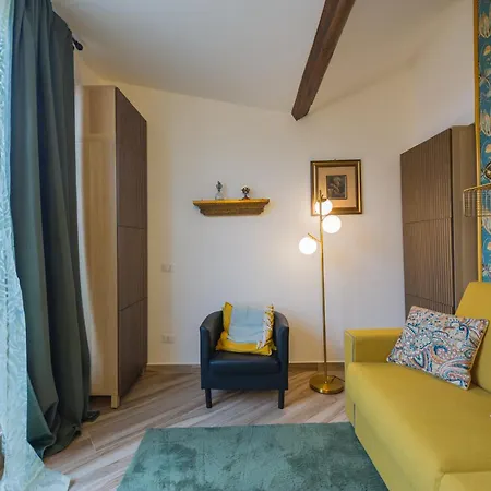Apartment Deluxe Attic For 2, With Amazing Terrace And Poweful Wi-fi - Very Near The Metro, Position, Very Well Connected To Train Stations And Malpensa, Linate And Begramo Airports *