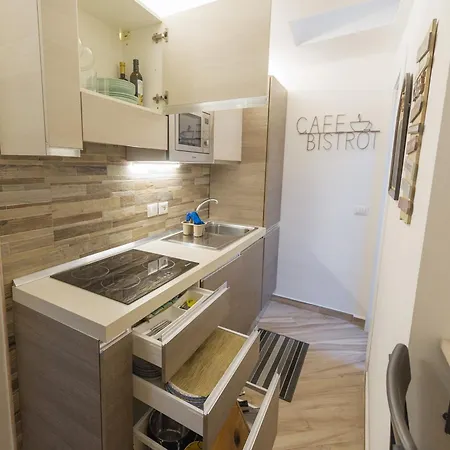 Apartment Deluxe Attic For 2, With Amazing Terrace And Poweful Wi-fi - Very Near The Metro, Position, Very Well Connected To Train Stations And Malpensa, Linate And Begramo Airports Milan
