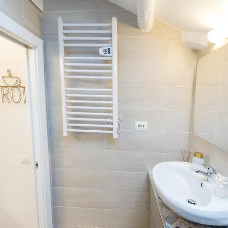 Apartment Deluxe Attic For 2, With Amazing Terrace And Poweful Wi-fi - Very Near The Metro, Position, Very Well Connected To Train Stations And Malpensa, Linate And Begramo Airports