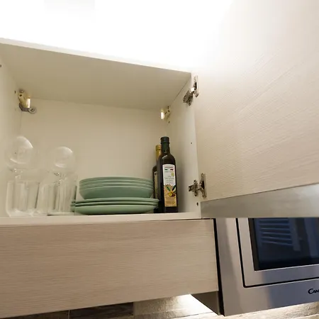 Apartment Deluxe Attic For 2, With Amazing Terrace And Poweful Wi-fi - Very Near The Metro, Position, Very Well Connected To Train Stations And Malpensa, Linate And Begramo Airports Milan