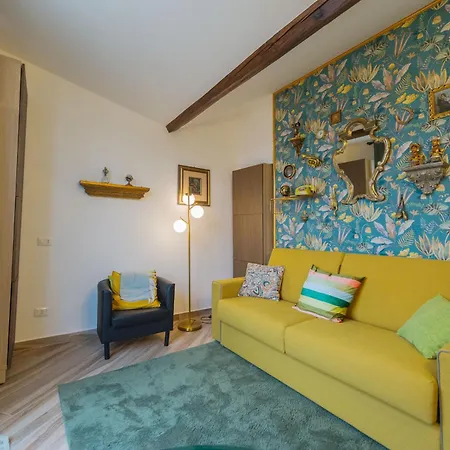 Deluxe Attic For 2, With Amazing Terrace And Poweful Wi-fi - Very Near The Metro, Position, Very Well Connected To Train Stations And Malpensa, Linate And Begramo Airports Milan