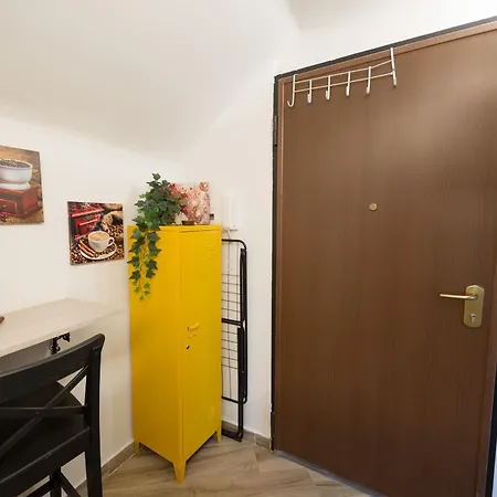 Deluxe Attic For 2, With Amazing Terrace And Poweful Wi-fi - Very Near The Metro, Position, Very Well Connected To Train Stations And Malpensa, Linate And Begramo Airports Milan