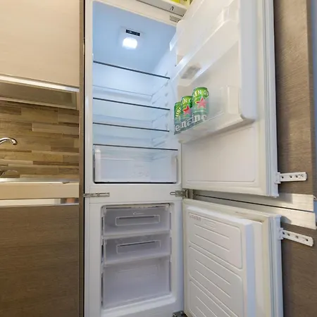 Apartment Deluxe Attic For 2, With Amazing Terrace And Poweful Wi-fi - Very Near The Metro, Position, Very Well Connected To Train Stations And Malpensa, Linate And Begramo Airports Milan