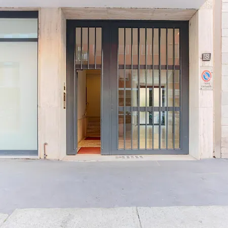 The Rent - Spacious And Renovated Multi-room In The Missori Area Milan