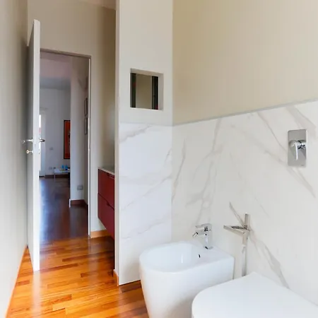 The Rent - Spacious And Renovated Multi-room In The Missori Area * Milan