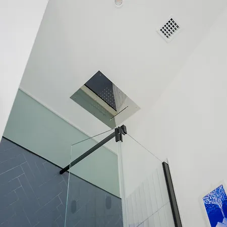 The Rent - Spacious And Renovated Multi-room In The Missori Area Apartment