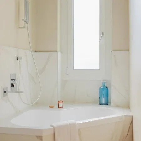 The Rent - Spacious And Renovated Multi-room In The Missori Area Apartment Milan
