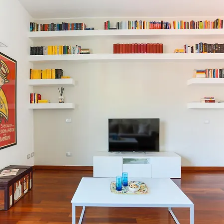 The Rent - Spacious And Renovated Multi-room In The Missori Area Apartment