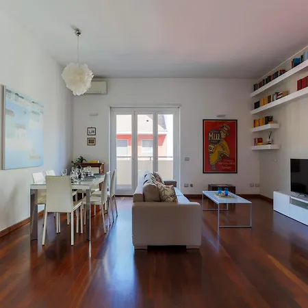 The Rent - Spacious And Renovated Multi-room In The Missori Area Milan