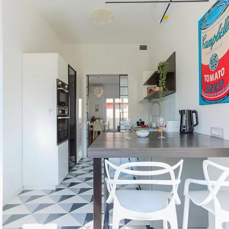 The Rent - Spacious And Renovated Multi-room In The Missori Area Milan