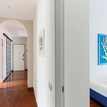 The Rent - Spacious And Renovated Multi-room In The Missori Area Apartment
