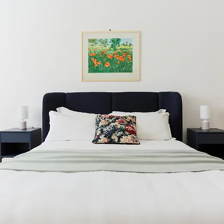 The Rent - Spacious And Renovated Multi-room In The Missori Area Apartment Milan