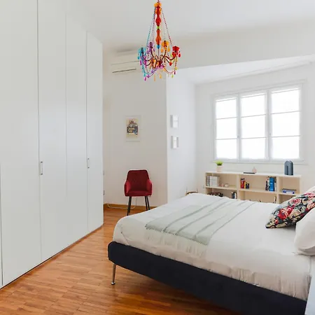 The Rent - Spacious And Renovated Multi-room In The Missori Area Apartment