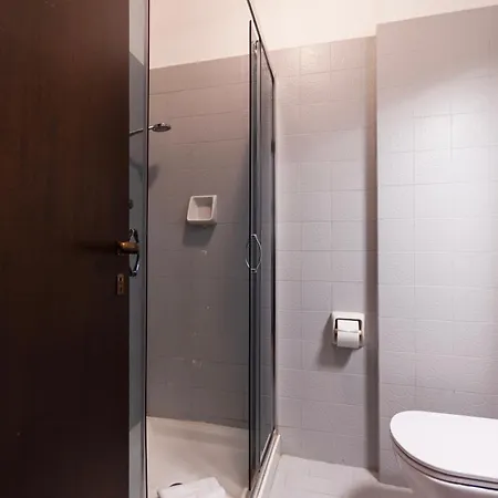 Apartment Youhosty - Lecco 11