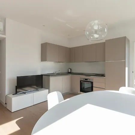 Youhosty - Bright Gioia Милан