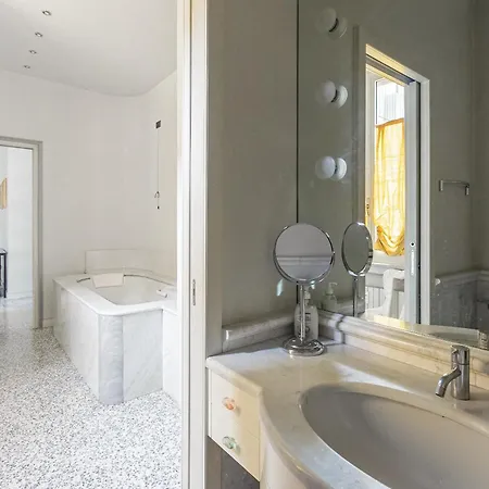 Апартаменты Homycare Stylish With Jacuzzi & Balcony Steps From Duomo Милан