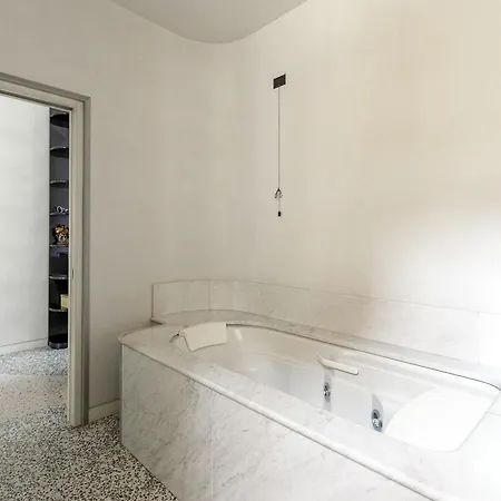 Apartamento Homycare Stylish With Jacuzzi & Balcony Steps From Duomo *