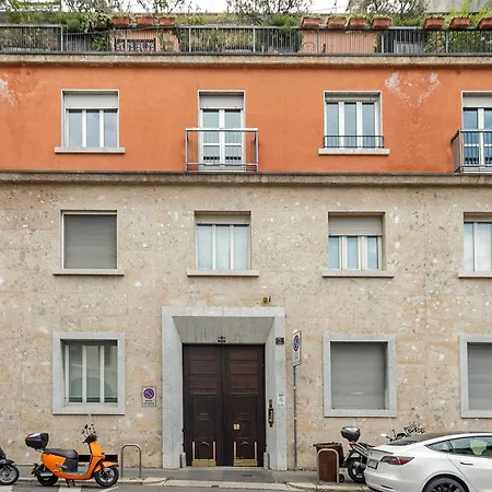 Homycare Stylish With Jacuzzi & Balcony Steps From Duomo Апартаменты Милан