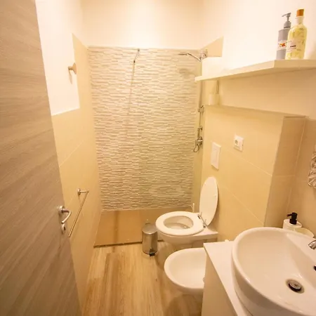Meda's House - Cozy Modern Flat Apartment