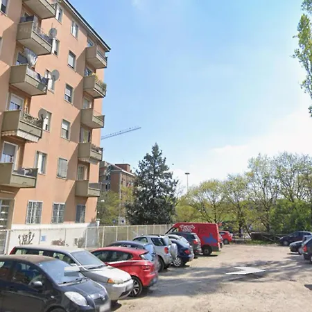 Modern With Balcony And Free Parking Close To The Metro