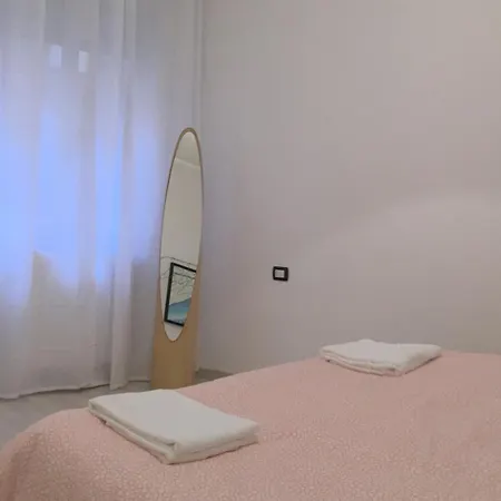 Modern With Balcony And Free Parking Close To The Metro Apartment *