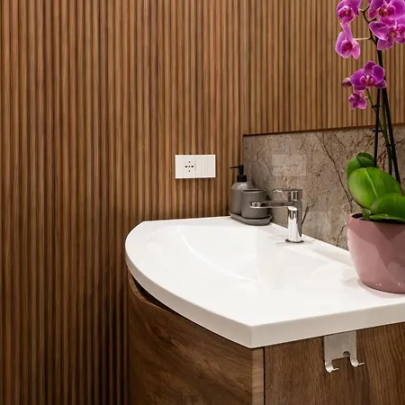 Modigliani Terrace Jacuzzi Golden House Apartman