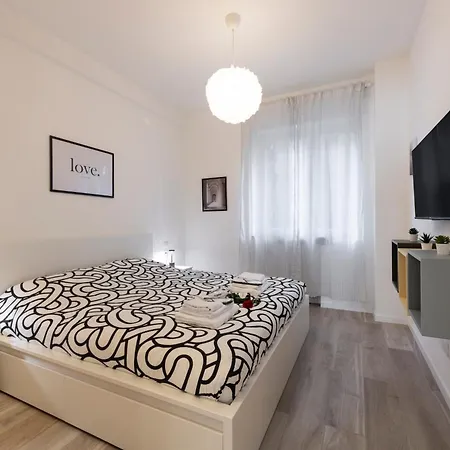 Caracciolo, 28 - Ampio Per 5, Posizione Perfetta Apartman