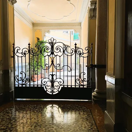 In Historic Building- Porta Venezia Διαμέρισμα