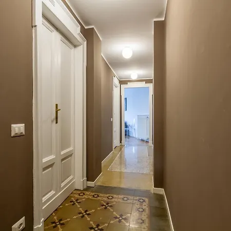 In Historic Building- Porta Venezia Διαμέρισμα *