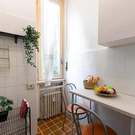 I Host - Sacconi 6 Milánó