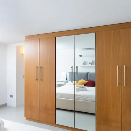 White And Brown Exclusive Loft With Terrace - Free Parking - M2 Station Appartement