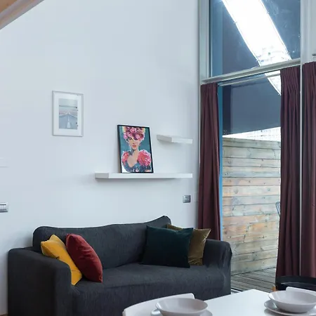 White And Brown Exclusive Loft With Terrace - Free Parking - M2 Station Appartement Milaan