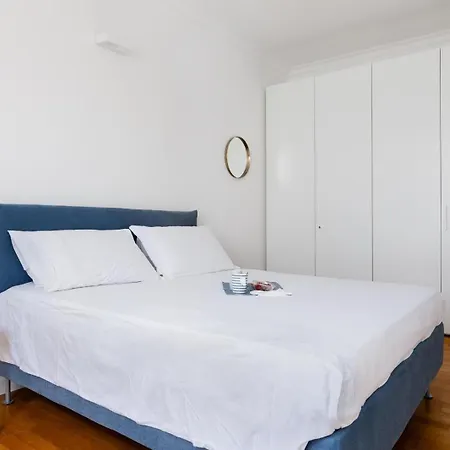 Lux Navigli Center Apartmán *