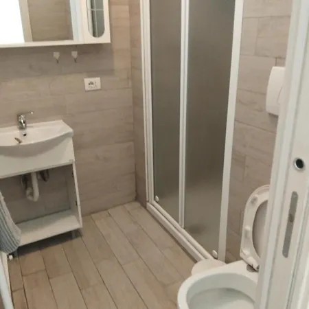 3 Station Free Parking Apartment