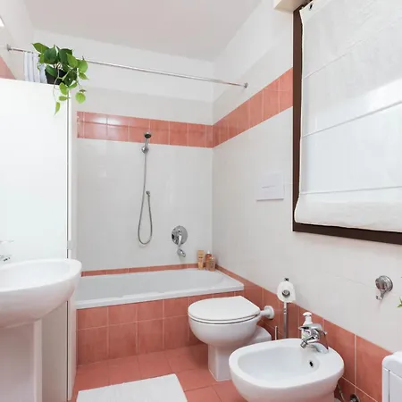 Terrace Con Parcheggio Incluso Apartman Milánó