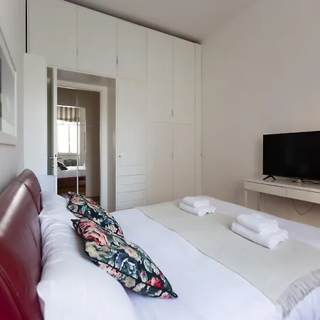 The Rent - Spacious Two-bedroom In Crocetta Milan