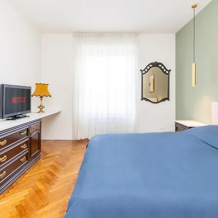 Modern With Balcony And Park View *