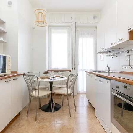 Modern With Balcony And Park View *