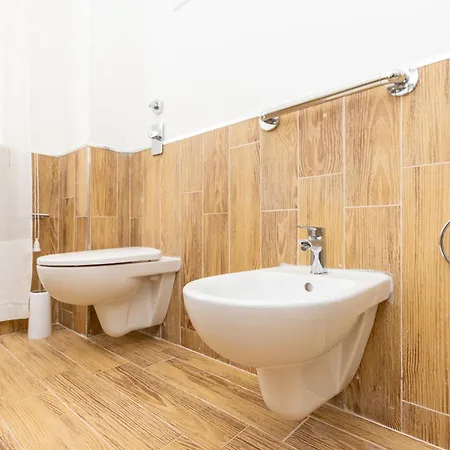 Modern With Balcony And Park View